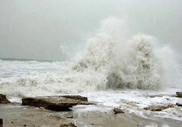 طوفان در سواحل خزر ، مسافران شمال از دریا و ساحل دوری نمایند